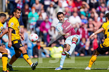 2022-04-24 - Burnley midfielder Dwight McNeil (11) takes a shot during the English championship Premier League football match between Burnley and Wolverhampton Wanderers on April 24, 2022 at Turf Moor in Burnley, England - BURNLEY VS WOLVERHAMPTON WANDERERS - ENGLISH PREMIER LEAGUE - SOCCER