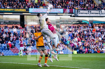 2022-04-24 - Wolverhampton Wanderers goalkeeper Jose Sa (1) in action during the English championship Premier League football match between Burnley and Wolverhampton Wanderers on April 24, 2022 at Turf Moor in Burnley, England - BURNLEY VS WOLVERHAMPTON WANDERERS - ENGLISH PREMIER LEAGUE - SOCCER