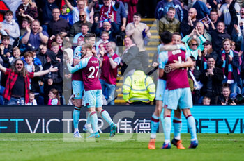 2022-04-24 - Burnley forward Matej Vydra (27) celebrates his goal 1-0 with Wout Weghorst during the English championship Premier League football match between Burnley and Wolverhampton Wanderers on April 24, 2022 at Turf Moor in Burnley, England - BURNLEY VS WOLVERHAMPTON WANDERERS - ENGLISH PREMIER LEAGUE - SOCCER