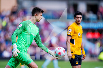 2022-04-24 - Burnley goalkeeper Nick Pope (1) in action during the English championship Premier League football match between Burnley and Wolverhampton Wanderers on April 24, 2022 at Turf Moor in Burnley, England - BURNLEY VS WOLVERHAMPTON WANDERERS - ENGLISH PREMIER LEAGUE - SOCCER