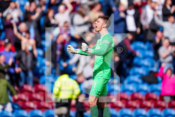2022-04-24 - Burnley goalkeeper Nick Pope (1) celebrates the win at full time during the English championship Premier League football match between Burnley and Wolverhampton Wanderers on April 24, 2022 at Turf Moor in Burnley, England - BURNLEY VS WOLVERHAMPTON WANDERERS - ENGLISH PREMIER LEAGUE - SOCCER