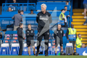 2022-04-24 - West Ham United manager David Moyes before the English championship Premier League football match between Chelsea and West Ham United on April 24, 2022 at Stamford Bridge in London, England - CHELSEA VS WEST HAM UNITED - ENGLISH PREMIER LEAGUE - SOCCER