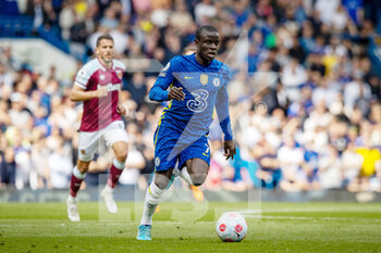 2022-04-24 - Chelsea midfielder Ngolo Kante during the English championship Premier League football match between Chelsea and West Ham United on April 24, 2022 at Stamford Bridge in London, England - CHELSEA VS WEST HAM UNITED - ENGLISH PREMIER LEAGUE - SOCCER