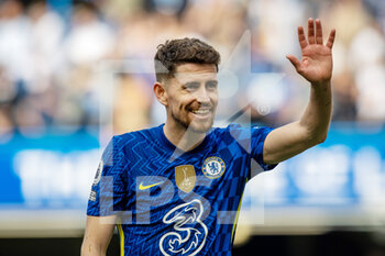 2022-04-24 - Chelsea midfielder Jorginho (5) waves after the English championship Premier League football match between Chelsea and West Ham United on April 24, 2022 at Stamford Bridge in London, England - CHELSEA VS WEST HAM UNITED - ENGLISH PREMIER LEAGUE - SOCCER
