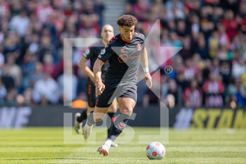 2022-04-24 - Southampton striker Che Adams during the English championship Premier League football match between Brighton and Hove Albion and Southampton on April 24, 2022 at the American Express Community Stadium in Brighton and Hove, England - BRIGHTON AND HOVE ALBION VS SOUTHAMPTON - ENGLISH PREMIER LEAGUE - SOCCER