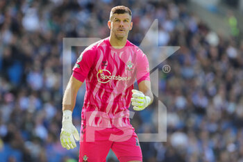 2022-04-24 - Southampton goalkeeper Fraser Forster during the English championship Premier League football match between Brighton and Hove Albion and Southampton on April 24, 2022 at the American Express Community Stadium in Brighton and Hove, England - BRIGHTON AND HOVE ALBION VS SOUTHAMPTON - ENGLISH PREMIER LEAGUE - SOCCER
