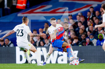 2022-04-25 - Jordan Ayew of Crystal Palace and Leeds United defender Stuart Dallas during the English championship Premier League football match between Crystal Palace and Leeds United on April 25, 2022 at Selhurst Park in London, England - CRYSTAL PALACE VS LEEDS UNITED - ENGLISH PREMIER LEAGUE - SOCCER