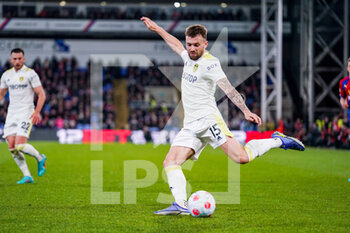 2022-04-25 - Leeds United defender Stuart Dallas during the English championship Premier League football match between Crystal Palace and Leeds United on April 25, 2022 at Selhurst Park in London, England - CRYSTAL PALACE VS LEEDS UNITED - ENGLISH PREMIER LEAGUE - SOCCER