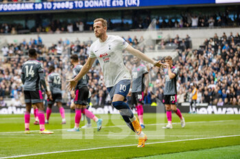 2022-05-01 - Tottenham Hotspur forward Harry Kane (10) celebrates his goal 1-0 during the English championship Premier League football match between Tottenham Hotspur and Leicester City on May 1, 2022 at Tottenham Hotspur Stadium in London, England - TOTTENHAM HOTSPUR VS LEICESTER CITY - ENGLISH PREMIER LEAGUE - SOCCER