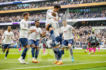 2022-05-01 - Tottenham Hotspur forward Harry Kane (10) celebrates his goal 1-0 with teammates during the English championship Premier League football match between Tottenham Hotspur and Leicester City on May 1, 2022 at Tottenham Hotspur Stadium in London, England - TOTTENHAM HOTSPUR VS LEICESTER CITY - ENGLISH PREMIER LEAGUE - SOCCER