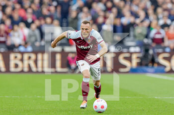 2022-05-01 - Vladimir Coufal (5) of West Ham during the English championship Premier League football match between West Ham United and Arsenal on May 1, 2022 at the London Stadium in London, England - WEST HAM UNITED VS ARSENAL - ENGLISH PREMIER LEAGUE - SOCCER