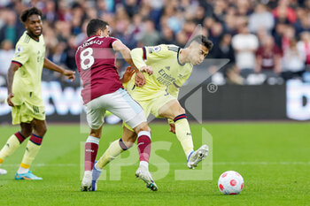 2022-05-01 - Gabriel Martinelli (35) of Arsenal battles with Pablo Fornals (8) of West Ham during the English championship Premier League football match between West Ham United and Arsenal on May 1, 2022 at the London Stadium in London, England - WEST HAM UNITED VS ARSENAL - ENGLISH PREMIER LEAGUE - SOCCER