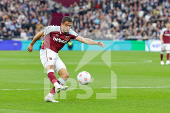 2022-05-01 - Pablo Fornals (8) of West Ham during the English championship Premier League football match between West Ham United and Arsenal on May 1, 2022 at the London Stadium in London, England - WEST HAM UNITED VS ARSENAL - ENGLISH PREMIER LEAGUE - SOCCER