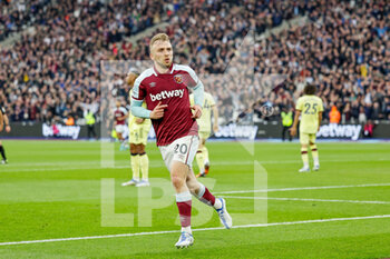 2022-05-01 - Jarrod Bowen (20) of West Ham United celebrates his goal 1-1 during the English championship Premier League football match between West Ham United and Arsenal on May 1, 2022 at the London Stadium in London, England - WEST HAM UNITED VS ARSENAL - ENGLISH PREMIER LEAGUE - SOCCER