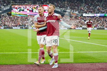 2022-05-01 - Jarrod Bowen (20) of West Ham United celebrates his goal 1-1 during the English championship Premier League football match between West Ham United and Arsenal on May 1, 2022 at the London Stadium in London, England - WEST HAM UNITED VS ARSENAL - ENGLISH PREMIER LEAGUE - SOCCER