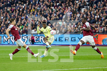 2022-05-01 - Eddie Nketiah (30) of Arsenal shoots during the English championship Premier League football match between West Ham United and Arsenal on May 1, 2022 at the London Stadium in London, England - WEST HAM UNITED VS ARSENAL - ENGLISH PREMIER LEAGUE - SOCCER