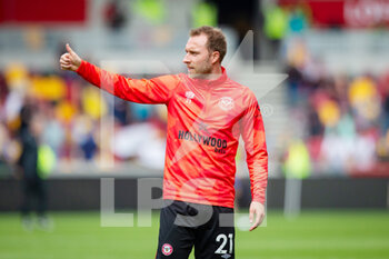 2022-05-07 - Brentford midfielder Christian Eriksen (21) warming up before the English championship Premier League football match between Brentford and Southampton on May 7, 2022 at Brentford Community Stadium in Brentford, England - BRENTFORD VS SOUTHAMPTON - ENGLISH PREMIER LEAGUE - SOCCER