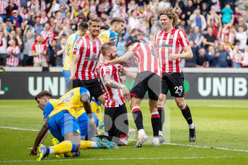 2022-05-07 - Brentford defender Pontus Jansson (18) scores and celebrates 1-0 during the English championship Premier League football match between Brentford and Southampton on May 7, 2022 at Brentford Community Stadium in Brentford, England - BRENTFORD VS SOUTHAMPTON - ENGLISH PREMIER LEAGUE - SOCCER