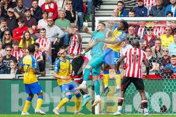 2022-05-07 - Southampton goalkeeper Fraser Forster (44) clashes with Brentford defender Pontus Jansson (18) during the English championship Premier League football match between Brentford and Southampton on May 7, 2022 at Brentford Community Stadium in Brentford, England - BRENTFORD VS SOUTHAMPTON - ENGLISH PREMIER LEAGUE - SOCCER
