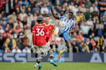 2022-05-07 - Brighton and Hove Albion midfielder Moises Caicedo (25) jumps for the ball during the English championship Premier League football match between Brighton and Hove Albion and Manchester United on May 7, 2022 at the American Express Community Stadium in Brighton and Hove, England - BRIGHTON AND HOVE ALBION VS MANCHESTER UNITED - ENGLISH PREMIER LEAGUE - SOCCER