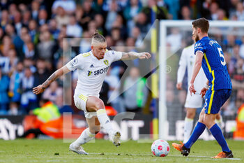 2022-05-11 - Leeds United midfielder Kalvin Phillips and Jorginho of Chelsea during the English championship Premier League football match between Leeds United and Chelsea on May 11, 2022 at Elland Road in Leeds, England - LEEDS UNITED VS CHELSEA - ENGLISH PREMIER LEAGUE - SOCCER