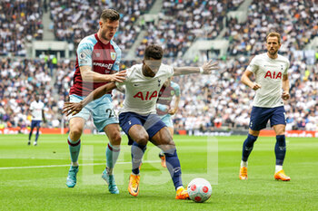 2022-05-15 - Ryan Sessegnon (19) of Tottenham Hotspur tussles with Kevin Long (28) of Burnley during the English championship Premier League football match between Tottenham Hotspur and Burnley on May 15, 2022 at Tottenham Hotspur Stadium in London, England - TOTTENHAM HOTSPUR VS BURNLEY - ENGLISH PREMIER LEAGUE - SOCCER