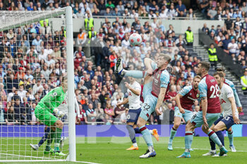 2022-05-15 - Nathan Collins (22) of Burnley clears the header from Harry Kane (10) of Tottenham Hotspur during the English championship Premier League football match between Tottenham Hotspur and Burnley on May 15, 2022 at Tottenham Hotspur Stadium in London, England - TOTTENHAM HOTSPUR VS BURNLEY - ENGLISH PREMIER LEAGUE - SOCCER