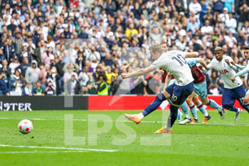 2022-05-15 - Harry Kane (10) of Tottenham Hotspur scores from the penalty spot 1-0 during the English championship Premier League football match between Tottenham Hotspur and Burnley on May 15, 2022 at Tottenham Hotspur Stadium in London, England - TOTTENHAM HOTSPUR VS BURNLEY - ENGLISH PREMIER LEAGUE - SOCCER
