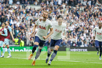 2022-05-15 - Harry Kane (10) of Tottenham Hotspur scores from the penalty spot and celebrates with Son Heung-Min (7) 1-0 during the English championship Premier League football match between Tottenham Hotspur and Burnley on May 15, 2022 at Tottenham Hotspur Stadium in London, England - TOTTENHAM HOTSPUR VS BURNLEY - ENGLISH PREMIER LEAGUE - SOCCER