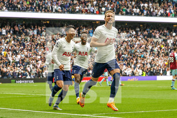 2022-05-15 - Harry Kane (10) of Tottenham Hotspur scores from the penalty spot and celebrates 1-0 during the English championship Premier League football match between Tottenham Hotspur and Burnley on May 15, 2022 at Tottenham Hotspur Stadium in London, England - TOTTENHAM HOTSPUR VS BURNLEY - ENGLISH PREMIER LEAGUE - SOCCER