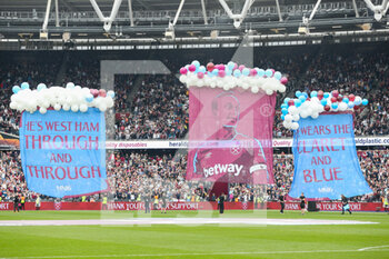 2022-05-15 - Banners and bubbles for West Ham United midfielder Mark Noble (16) Not in pic during the English championship Premier League football match between West Ham United and Manchester City on May 15, 2022 at the London Stadium in London, England - WEST HAM UNITED VS MANCHESTER CITY - ENGLISH PREMIER LEAGUE - SOCCER