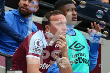 2022-05-15 - West Ham United midfielder Mark Noble (16) upset bubbles during the English championship Premier League football match between West Ham United and Manchester City on May 15, 2022 at the London Stadium in London, England - WEST HAM UNITED VS MANCHESTER CITY - ENGLISH PREMIER LEAGUE - SOCCER