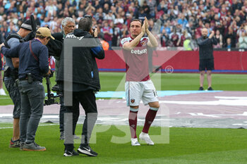 2022-05-15 - West Ham United midfielder Mark Noble (16) says farewell and waves during the English championship Premier League football match between West Ham United and Manchester City on May 15, 2022 at the London Stadium in London, England - WEST HAM UNITED VS MANCHESTER CITY - ENGLISH PREMIER LEAGUE - SOCCER