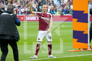 2022-05-15 - West Ham United midfielder Mark Noble (16) says farewell and waves during the English championship Premier League football match between West Ham United and Manchester City on May 15, 2022 at the London Stadium in London, England - WEST HAM UNITED VS MANCHESTER CITY - ENGLISH PREMIER LEAGUE - SOCCER