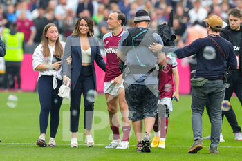 2022-05-15 - West Ham United midfielder Mark Noble (16) with family during the English championship Premier League football match between West Ham United and Manchester City on May 15, 2022 at the London Stadium in London, England - WEST HAM UNITED VS MANCHESTER CITY - ENGLISH PREMIER LEAGUE - SOCCER