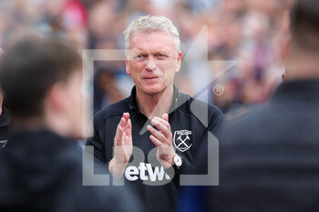2022-05-15 - West Ham United manager David Moyes applauded West Ham United midfielder Mark Noble (16) (not in picture) during the English championship Premier League football match between West Ham United and Manchester City on May 15, 2022 at the London Stadium in London, England - WEST HAM UNITED VS MANCHESTER CITY - ENGLISH PREMIER LEAGUE - SOCCER
