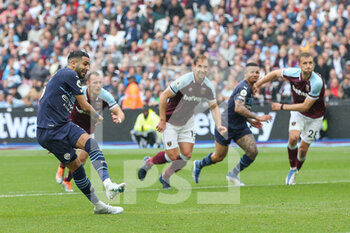 2022-05-15 - Manchester City midfielder Riyad Mahrez (26) takes a penalty kick during the English championship Premier League football match between West Ham United and Manchester City on May 15, 2022 at the London Stadium in London, England - WEST HAM UNITED VS MANCHESTER CITY - ENGLISH PREMIER LEAGUE - SOCCER
