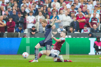 2022-05-15 - Manchester City midfielder Kevin De Bruyne (17) tackled by West Ham United midfielder Declan Rice (41) during the English championship Premier League football match between West Ham United and Manchester City on May 15, 2022 at the London Stadium in London, England - WEST HAM UNITED VS MANCHESTER CITY - ENGLISH PREMIER LEAGUE - SOCCER