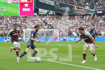 2022-05-15 - Manchester City midfielder Bernardo Silva (20) West Ham United defender Aaron Cresswell (3) during the English championship Premier League football match between West Ham United and Manchester City on May 15, 2022 at the London Stadium in London, England - WEST HAM UNITED VS MANCHESTER CITY - ENGLISH PREMIER LEAGUE - SOCCER