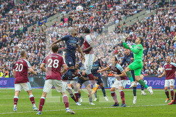 2022-05-15 - West Ham United goalkeeper Lukasz Fabianski (1) punches clear during the English championship Premier League football match between West Ham United and Manchester City on May 15, 2022 at the London Stadium in London, England - WEST HAM UNITED VS MANCHESTER CITY - ENGLISH PREMIER LEAGUE - SOCCER