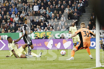 2022-05-17 - Ben White (4) of Arsenal scores an own goal 1-0, Newcastle’s Callum Wilson during the English championship Premier League football match between Newcastle United and Arsenal on May 16, 2022 at St James's Park in Newcastle, England - NEWCASTLE UNITED VS ARSENAL - ENGLISH PREMIER LEAGUE - SOCCER