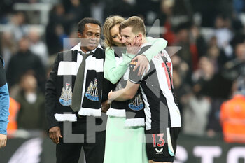 2022-05-17 - Newcastle United Co-Owner Amanda Staveley kisses Newcastle’s Matt Targett (13) during the English championship Premier League football match between Newcastle United and Arsenal on May 16, 2022 at St James's Park in Newcastle, England - NEWCASTLE UNITED VS ARSENAL - ENGLISH PREMIER LEAGUE - SOCCER