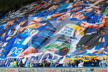 2022-05-22 - A Chelsea flag is manoeuvred down the crowd during the English championship Premier League football match between Chelsea and Watford on May 22, 2022 at Stamford Bridge in London, England - CHELSEA VS WATFORD - ENGLISH PREMIER LEAGUE - SOCCER