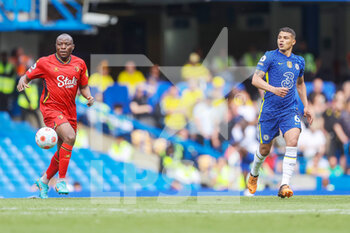 2022-05-22 - Watford midfielder Edo Kayembe (39) and Chelsea defender Thiago Silva (6) during the English championship Premier League football match between Chelsea and Watford on May 22, 2022 at Stamford Bridge in London, England - CHELSEA VS WATFORD - ENGLISH PREMIER LEAGUE - SOCCER
