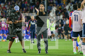 2022-08-05 - Arsenal manager Mikel Arteta applauds fans during the English championship Premier League football match between Crystal Palace and Arsenal on August 5, 2022 at Selhurst Park in London, England - FOOTBALL - ENGLISH CHAMP - CRYSTAL PALACE V ARSENAL - ENGLISH PREMIER LEAGUE - SOCCER