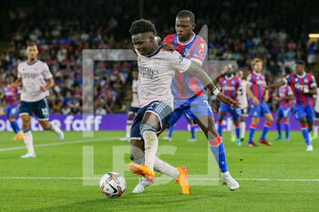 2022-08-05 - Arsenal midfielder Bukayo Saka (7) battles with Crystal Palace Tyrick Mitchel during the English championship Premier League football match between Crystal Palace and Arsenal on August 5, 2022 at Selhurst Park in London, England - FOOTBALL - ENGLISH CHAMP - CRYSTAL PALACE V ARSENAL - ENGLISH PREMIER LEAGUE - SOCCER