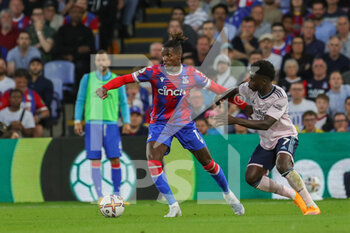2022-08-05 - Crystal Palace Wilfried Zaha battles with Arsenal midfielder Bukayo Saka during the English championship Premier League football match between Crystal Palace and Arsenal on August 5, 2022 at Selhurst Park in London, England - FOOTBALL - ENGLISH CHAMP - CRYSTAL PALACE V ARSENAL - ENGLISH PREMIER LEAGUE - SOCCER