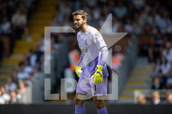 2022-08-06 - Liverpool goalkeeper Alisson Becker during the English championship Premier League football match between Fulham and Liverpool on August 6, 2022 at Craven Cottage in London, England - FOOTBALL - ENGLISH CHAMP - FULHAM V LIVERPOOL - ENGLISH PREMIER LEAGUE - SOCCER