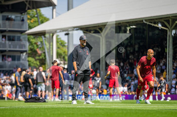 2022-08-06 - Liverpool manager Jurgen Klopp watching the warm up before the English championship Premier League football match between Fulham and Liverpool on August 6, 2022 at Craven Cottage in London, England - FOOTBALL - ENGLISH CHAMP - FULHAM V LIVERPOOL - ENGLISH PREMIER LEAGUE - SOCCER
