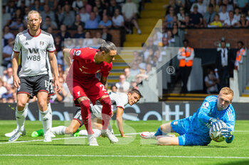 2022-08-06 - Fulham goalkeeper Marek Rodak (1) saves a shot from Liverpool forward Darwin Nunez (27) during the English championship Premier League football match between Fulham and Liverpool on August 6, 2022 at Craven Cottage in London, England - FOOTBALL - ENGLISH CHAMP - FULHAM V LIVERPOOL - ENGLISH PREMIER LEAGUE - SOCCER